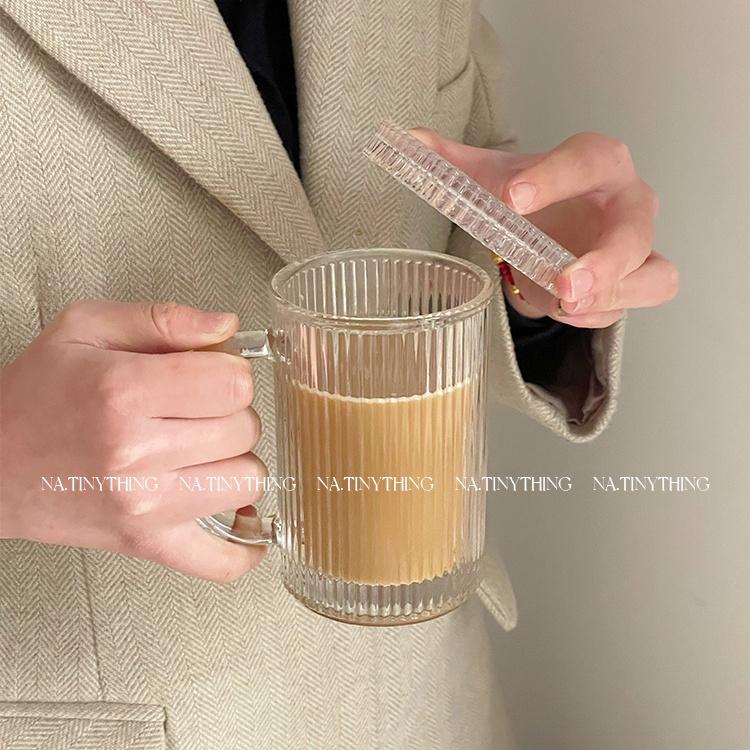 Ly cốc thuỷ tinh trong suốt có tay cầm KÈM NẮP hoạ tiết sọc dọc dùng uống trà sữa cà phê phong cách Hàn Quốc - NA0062