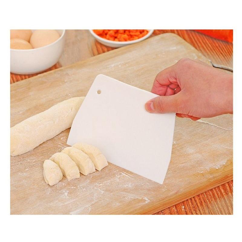 Dao vét, cắt bột làm bánh