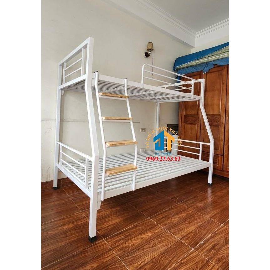 Giường sắt trên 1m2 dưới 1m4 màu trắng cực đẹp cực sang cầu thang bằng gỗ