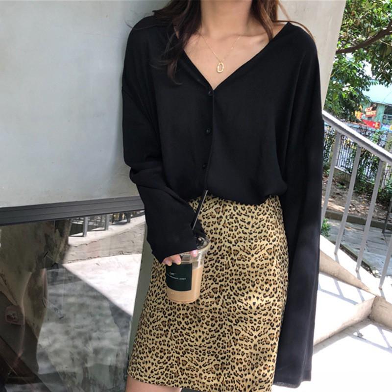 Áo kiểu tay dài phối nút thiết kế cổ chữ V thanh lịch