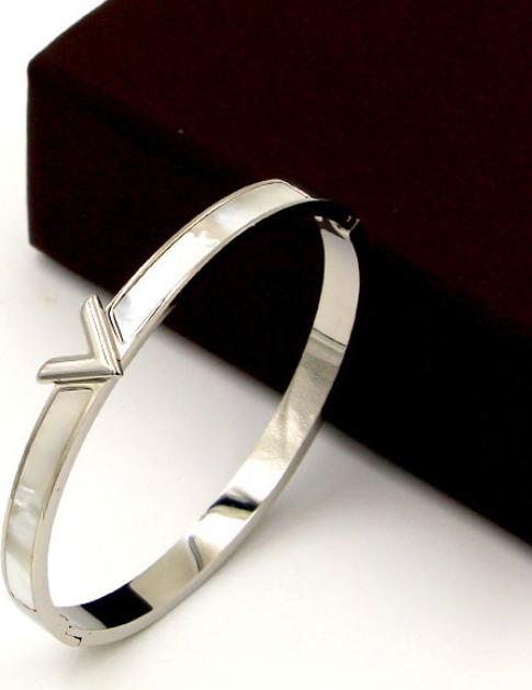 Vòng Tay Chữ V Xà Cừ Titan Ko Đen TT 1819 - 1 Cái