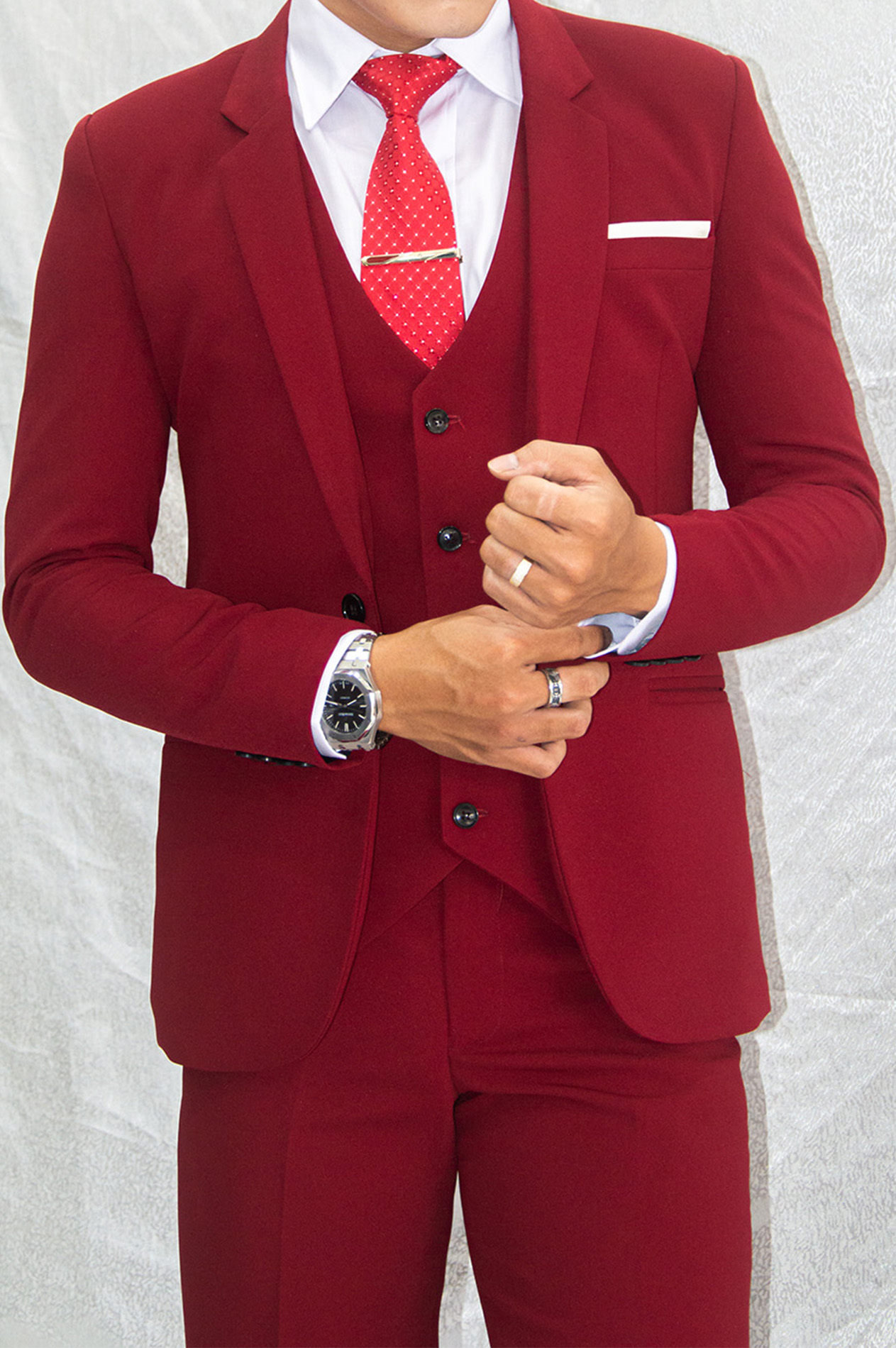 Bộ vest nam 1 nút và gile ôm body màu đỏ đô chất liệu co dãn , thoáng mát tặng kèm combo phụ kiện