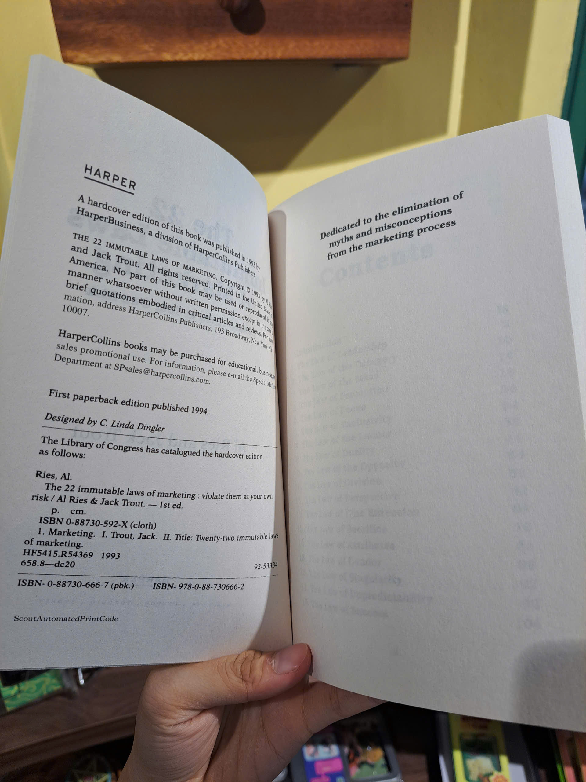 Sách - The 22 Immutable Laws of Marketing by Al Ries & Jack Trout | Business / Self Help / Management / Ngoại văn