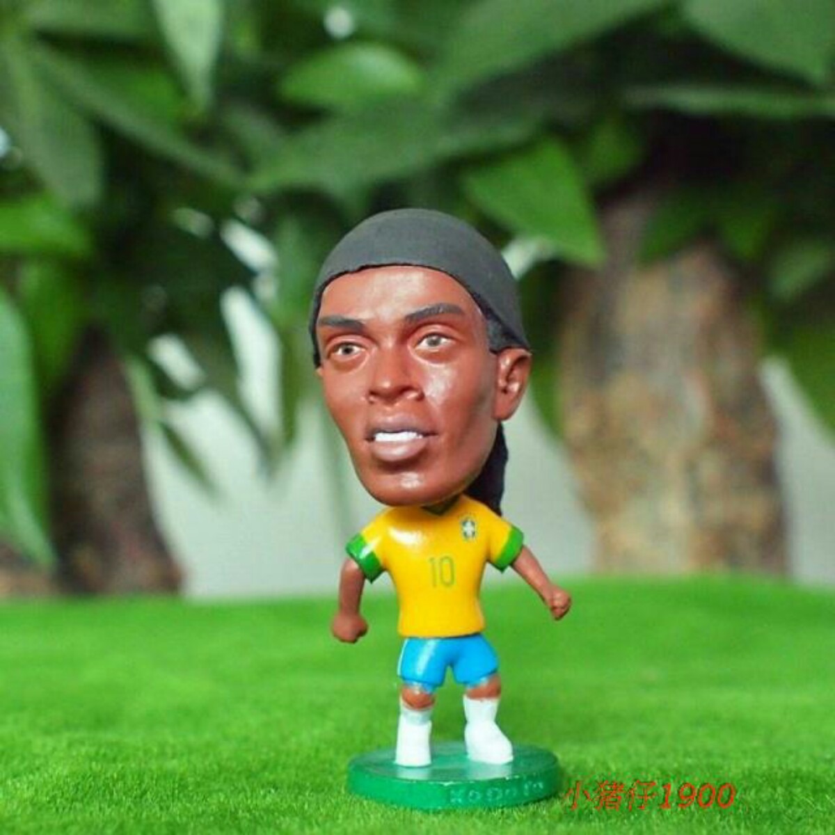 Tượng cầu thủ bóng đá RONALDINHO Classic Edition