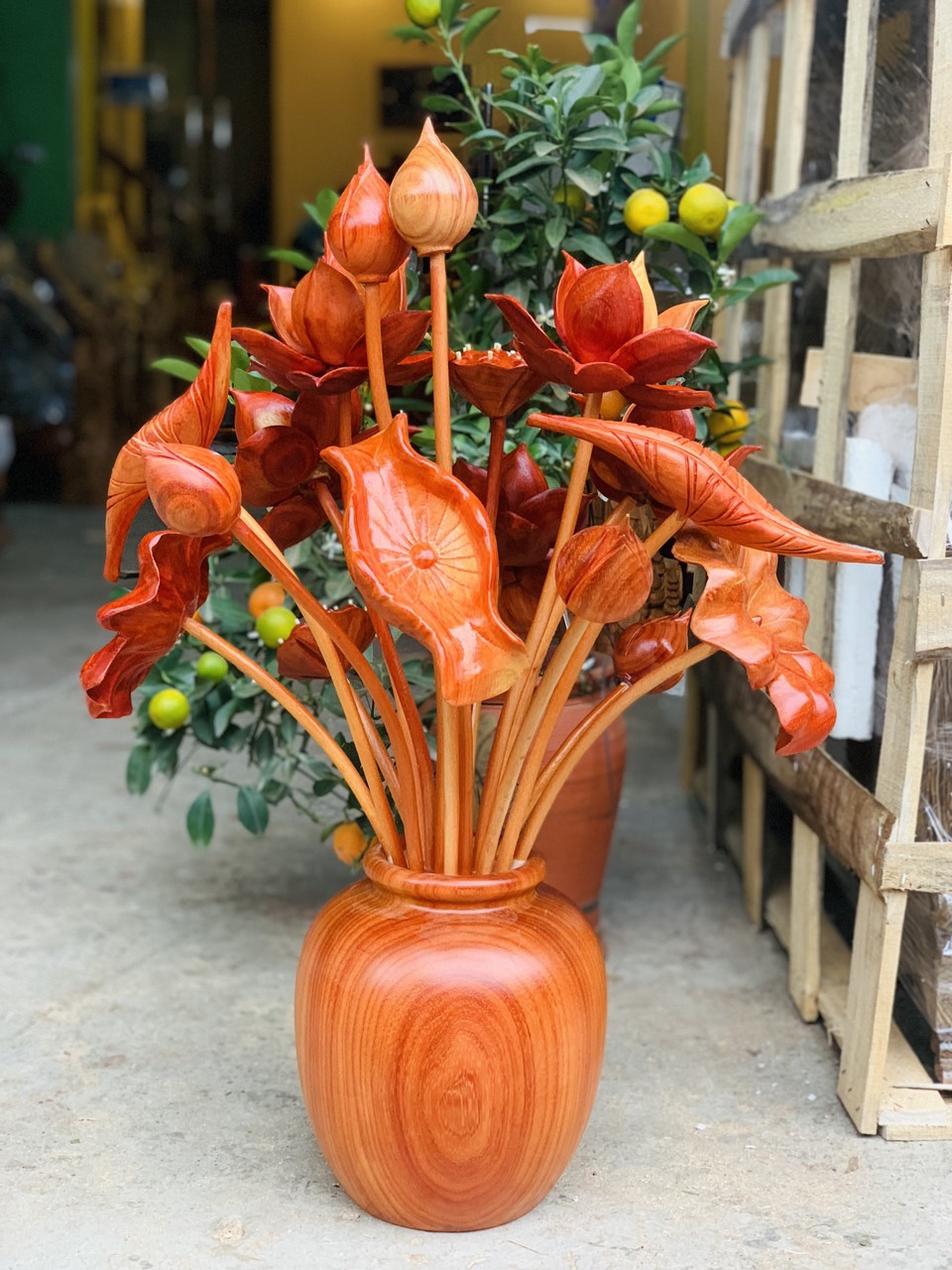 2 Bình hoa sen gỗ hương đỏ 17 bông ,trang trí phòng khách ,phòng thờ siêu đẹp