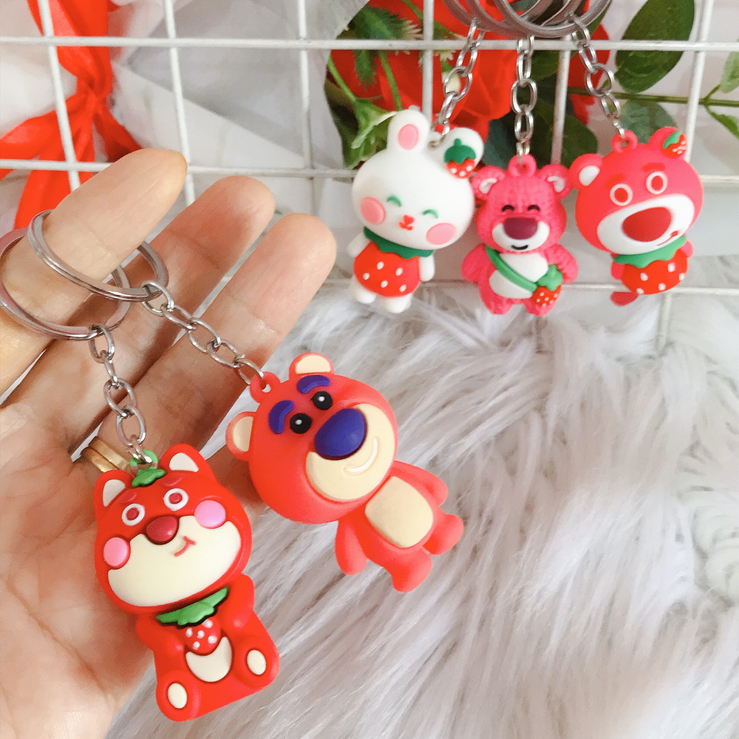 Móc Khoá Gấu Dâu Hồng Lotso Silicon Siu Đáng Yêu - Gấu Lotso Huggin Trong Phim Hoạt Hình Toy Story Dễ Thương