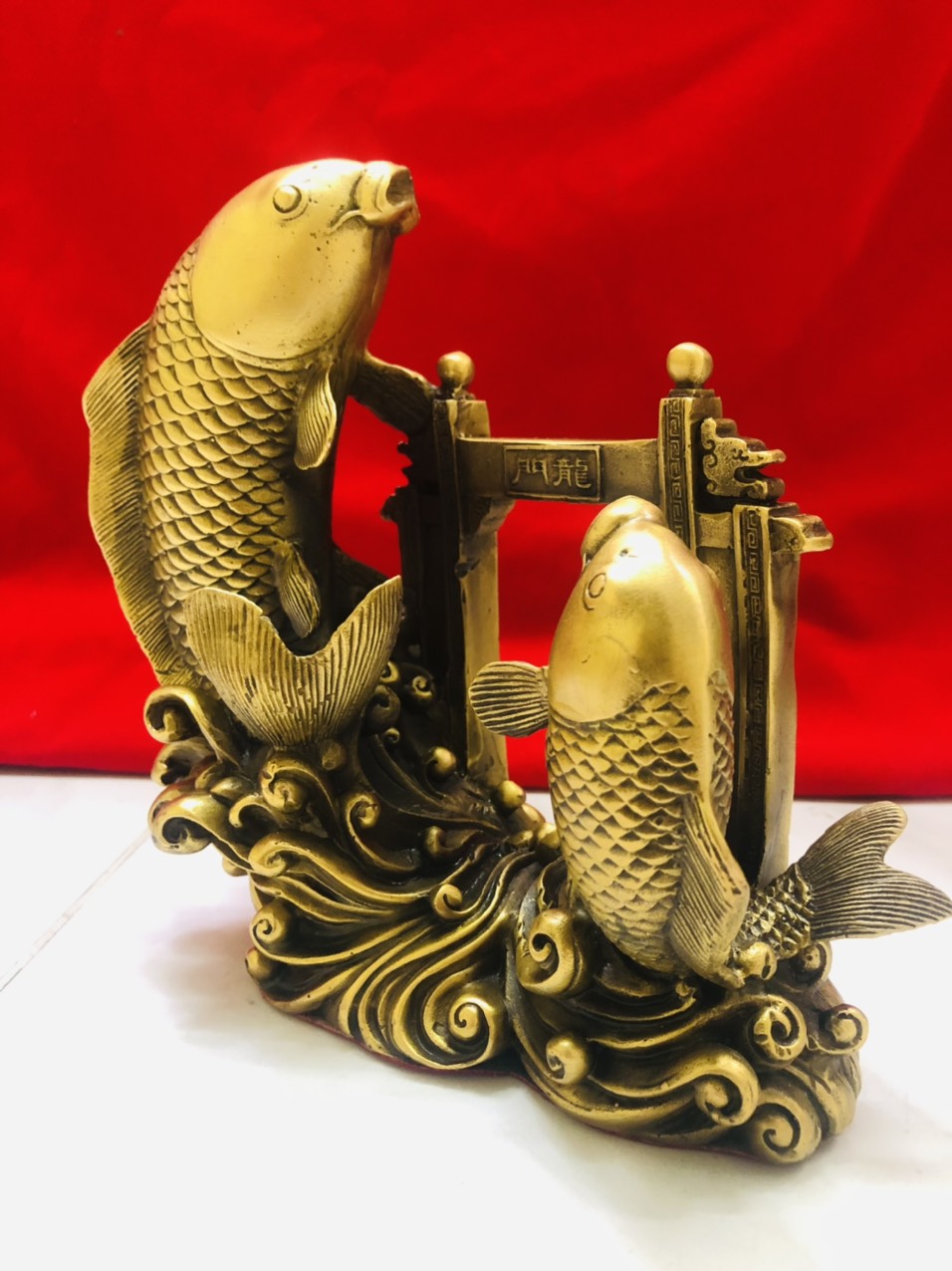 Tượng cá chép vượt vũ môn bằng đồng nguyên chât cao 20cm,nặng 1,8kg,vật phẩm phong thủy thăng quan tiến chức