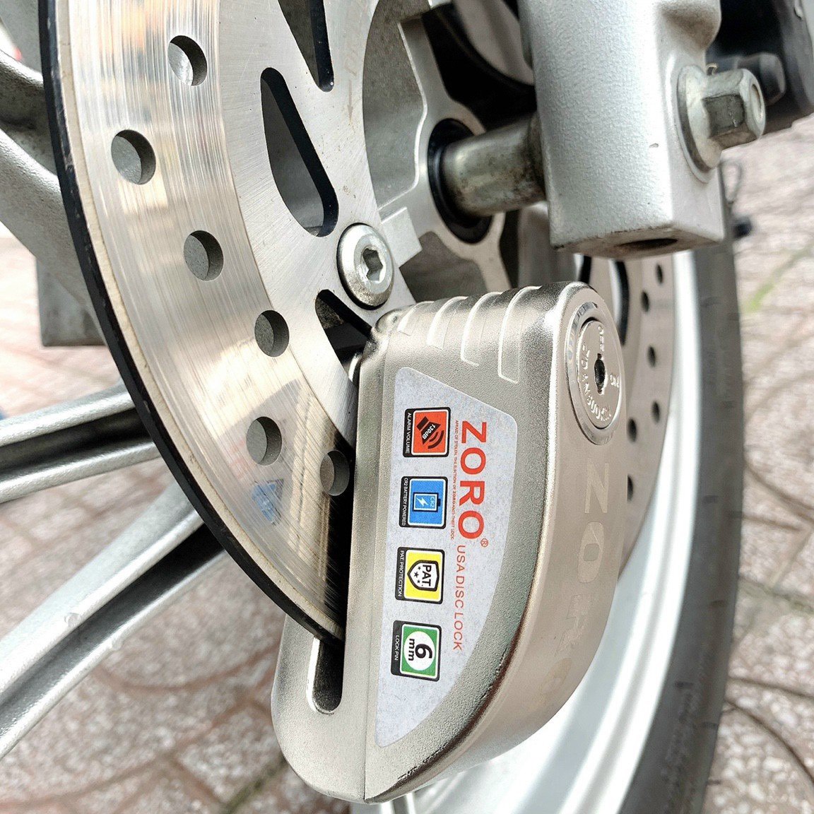 Ổ khóa đĩa xe máy báo động chống trộm ZORO màu trắng chìa tròn - công nghệ mỹ thép chống gỉ mạch kháng nước - hàng chính hãng