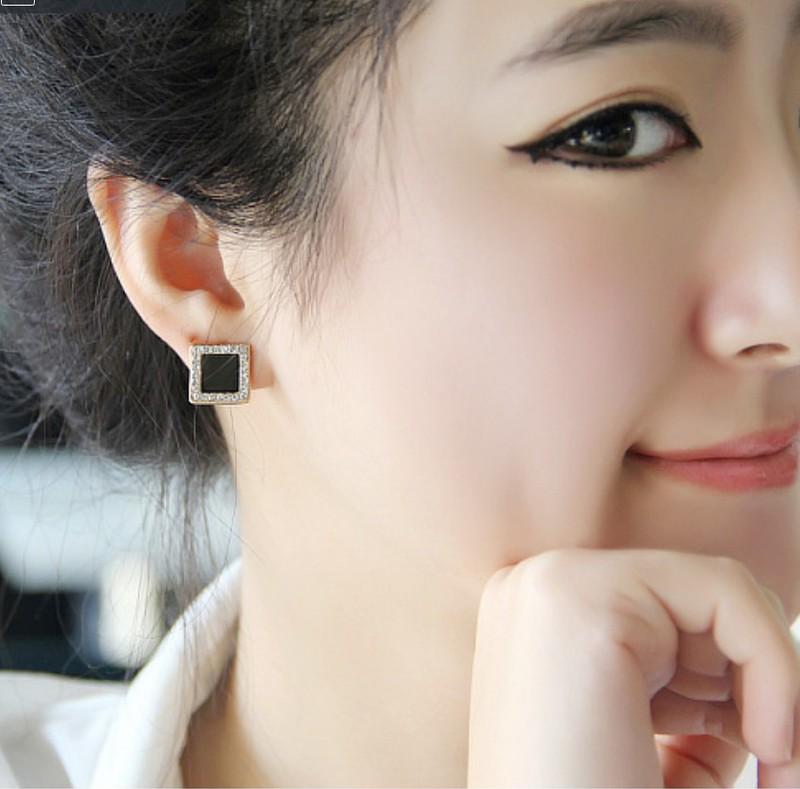 Bông Tai Hình Vuông Titan Ko Đen TT 2207