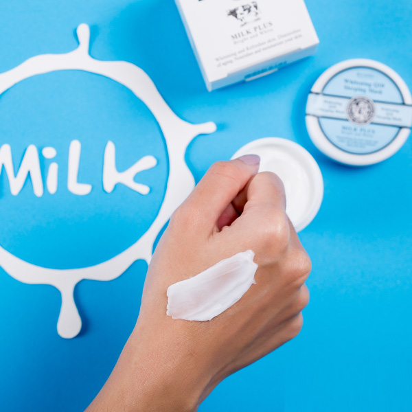 Mặt nạ ngủ dưỡng trắng và trẻ hóa da Whitening Q10 Scentio Milk Plus 4.5g