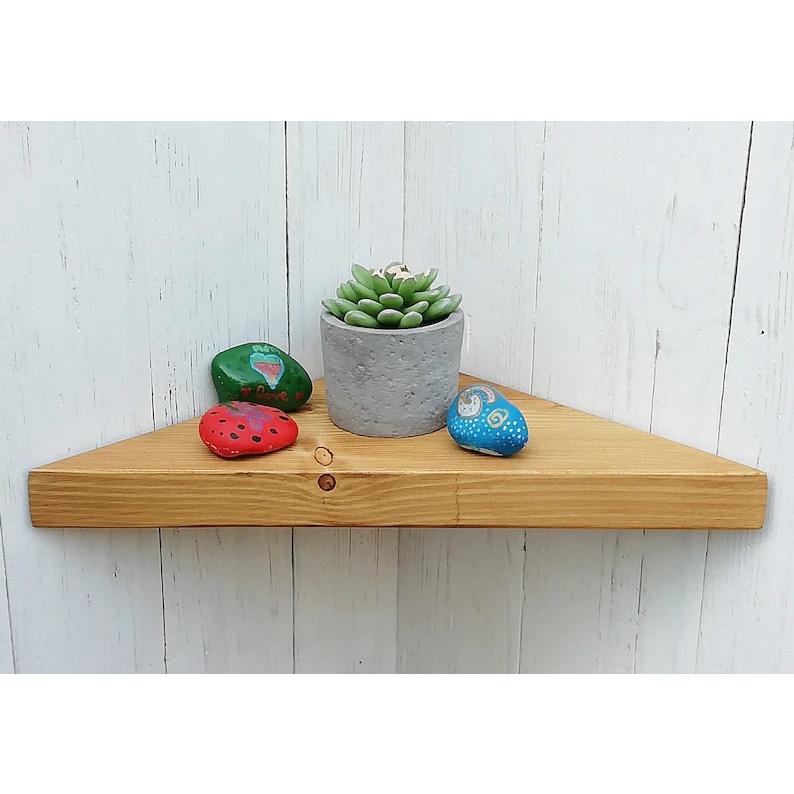 Kệ gỗ tự nhiên treo tường, kệ góc tam giác vuông, kệ để đồ trang trí, decor vintage