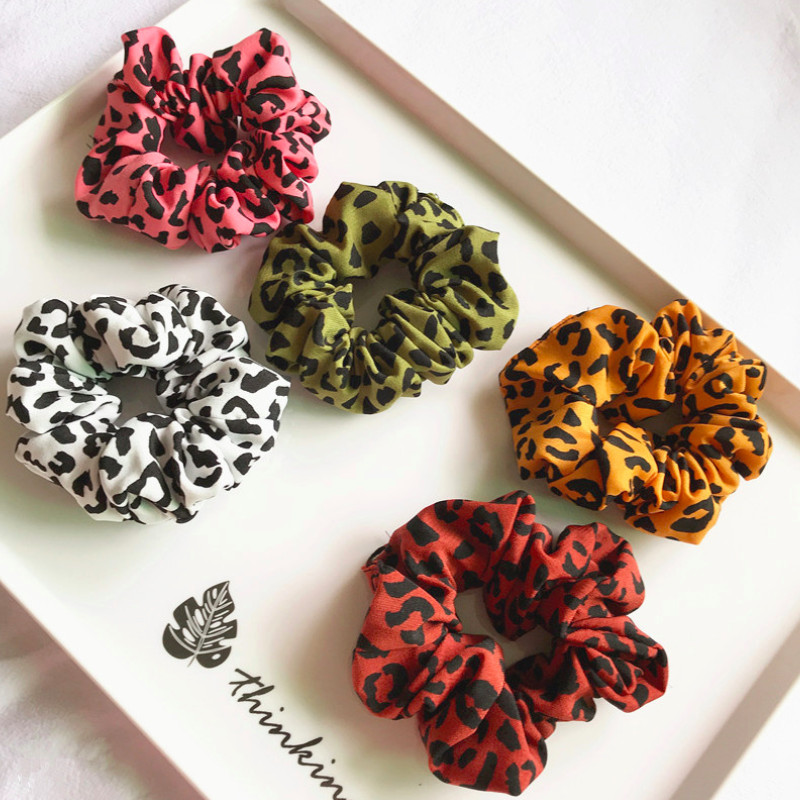 SET 3 CỘT TÓC VẢI SCRUNCHIES DA BEO, BUỘC TÓC ĐEO TAY THỜI TRANG NỮ  - MÀU NGẪU NHIÊN