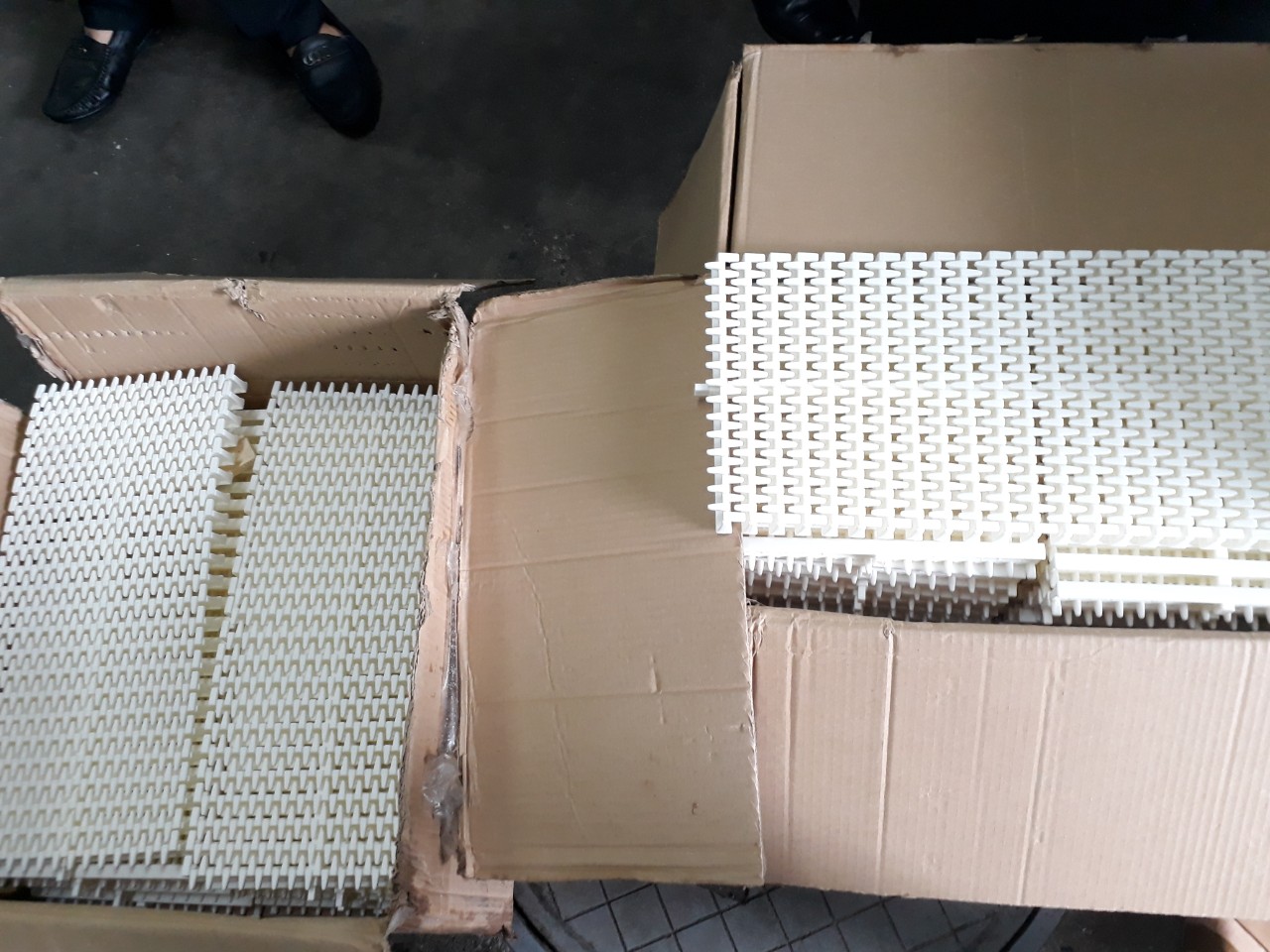 10 mét thanh tràn bề ngang 30cm dày 2.9cm loại răng cưa hình kiểu như sóng biển đan xen chắc chắn chât nhựa Tốt ABS dùng để thu nước rãnh, ngăn rác trang trí cho Bể bơi........