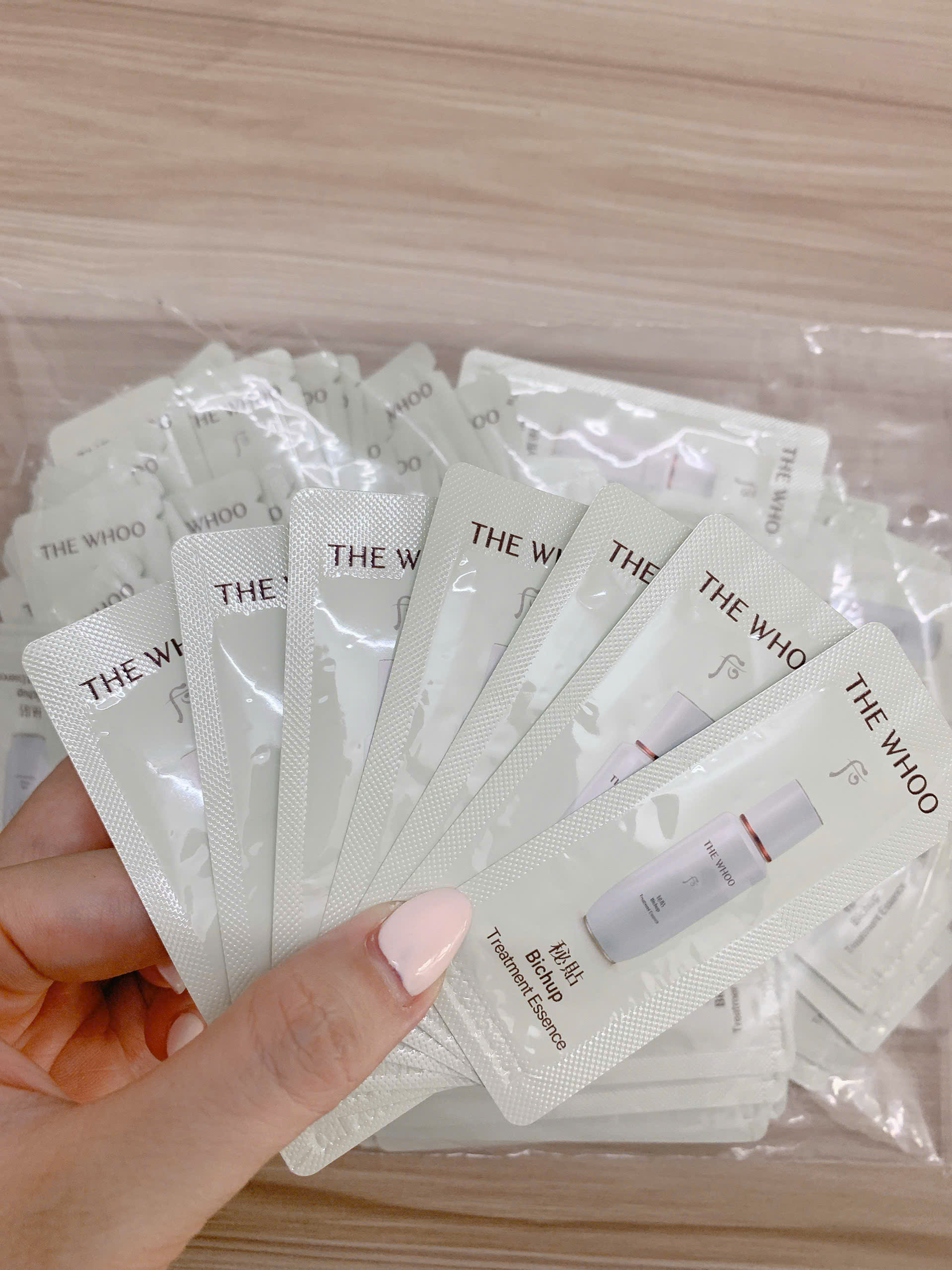 Combo 30 gói tiền tinh chất chăm sóc da lão hoá, tuần hoàn, làm dịu và bảo vệ làn da The Whoo Bichup Treatment Essence 1ml