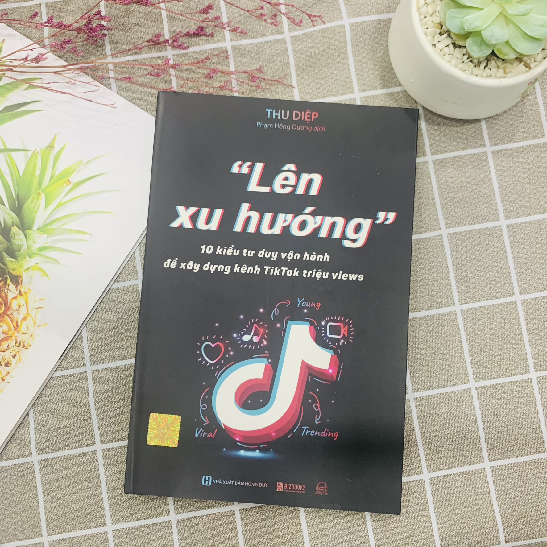 Sách Lên Xu Hướng - 10 Kiểu Tư Duy Vận Hành Để Xây Dựng Kênh