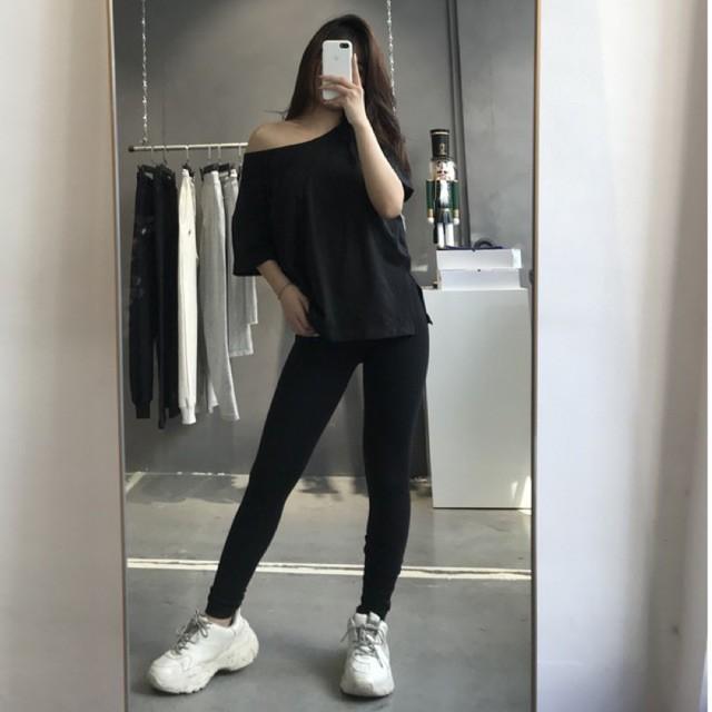 Áo thun trơn xẻ tà đen trắng đơn giản Sheera T-shirt Lnd