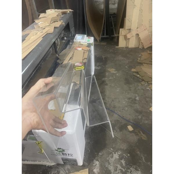 Kệ Mica trưng bày sản phẩm dài 40cm, rộng từng ô là 4,5cm, cao từng ô 4,5cm dày 3mm