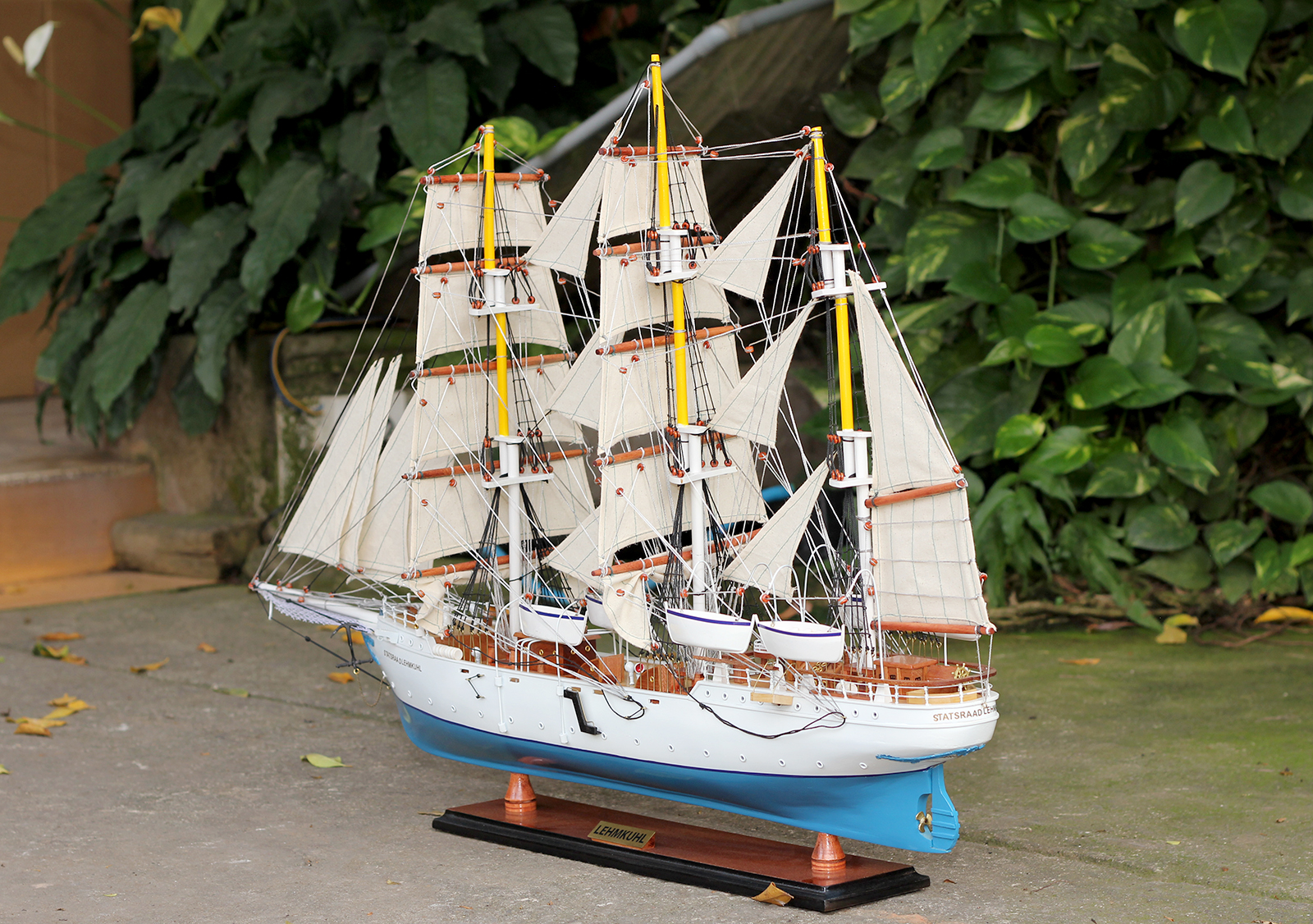 Thuyền buồm gỗ trang trí Lehmkuhl dài 95cm (lắp ráp sẵn)