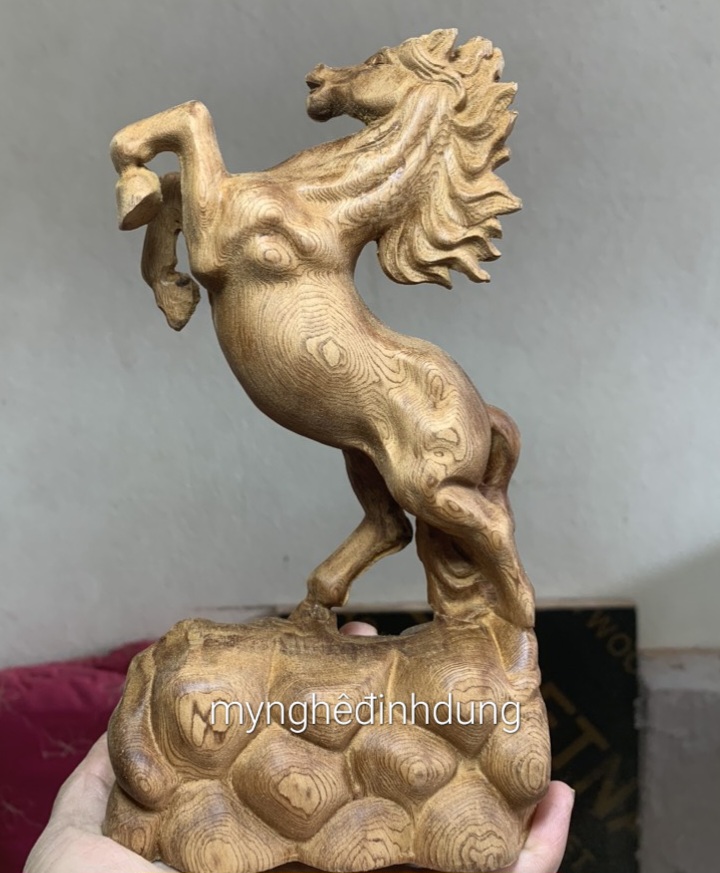 Tượng con ngựa nhất mã phi thiên bằng gỗ ngọc am thơm nức kt cao 20×10×6cm
