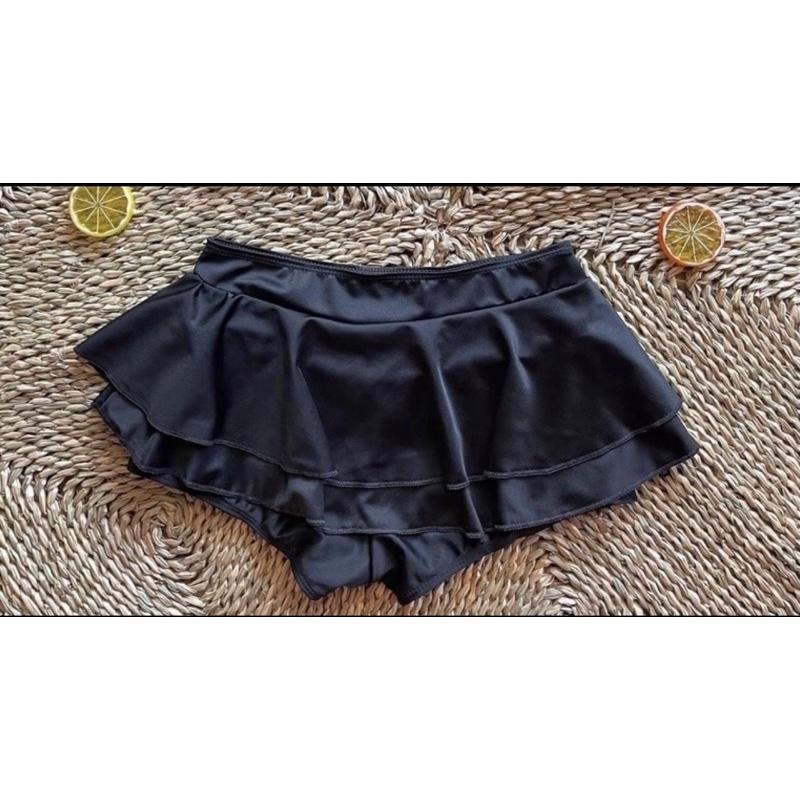 Bikini tay bèo Hiền hồ phối váy tầng kín đáo trắng/ đen kèm ảnh thật