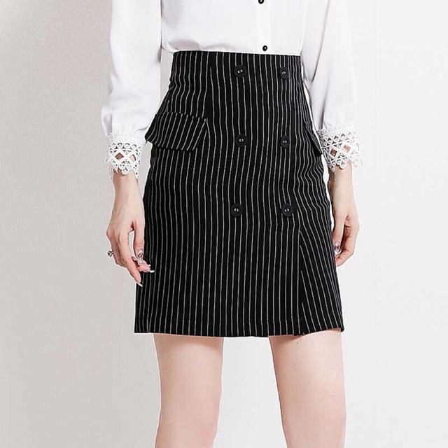 Chân váy bút chì kẻ sọc đính cúc thời trang