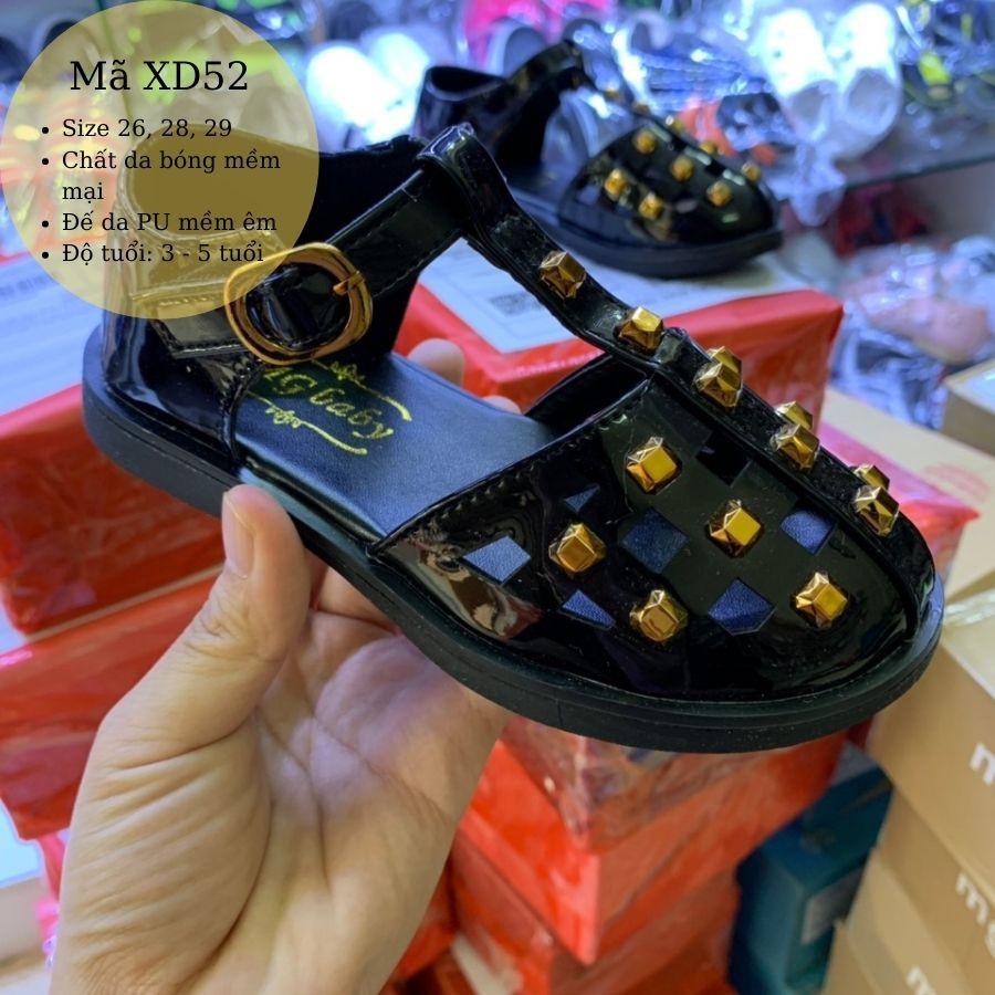 Giày sandal bé gái XD52 quai hậu bít mũi nạm đinh màu đen da bóng phong cách Hàn Quốc