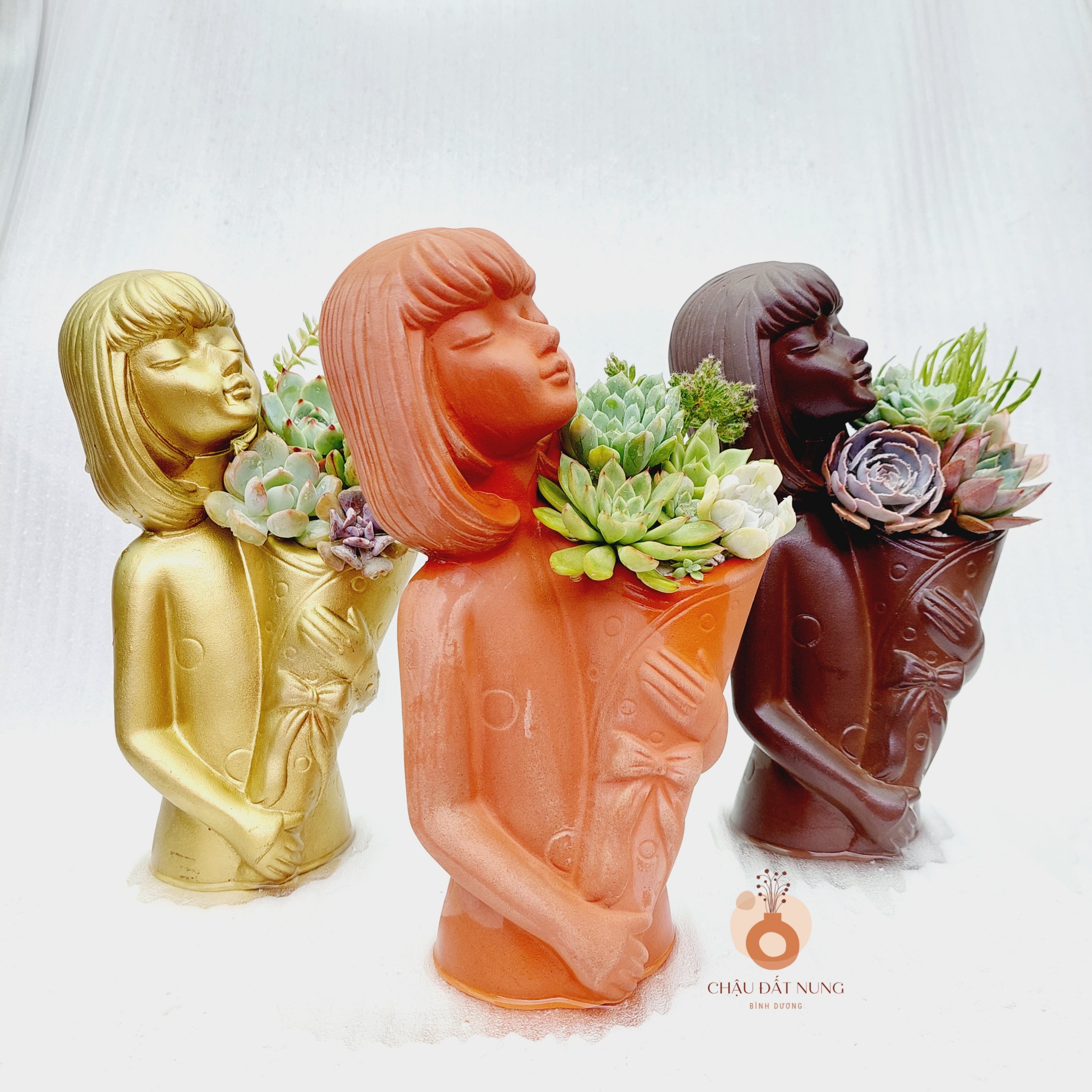 Chậu đất nung Bình Dương - Cô gái Maria, đường kính miệng 10cm, chiều cao 26cm