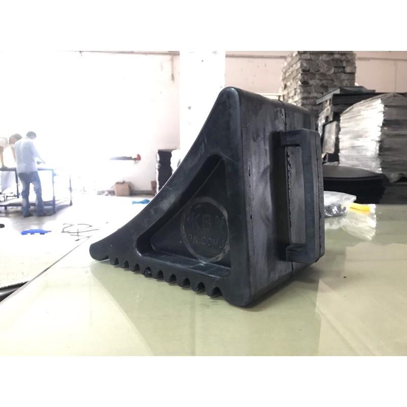 Cục chèn bánh xe ô tô di động cầm tay , cỡ lớn