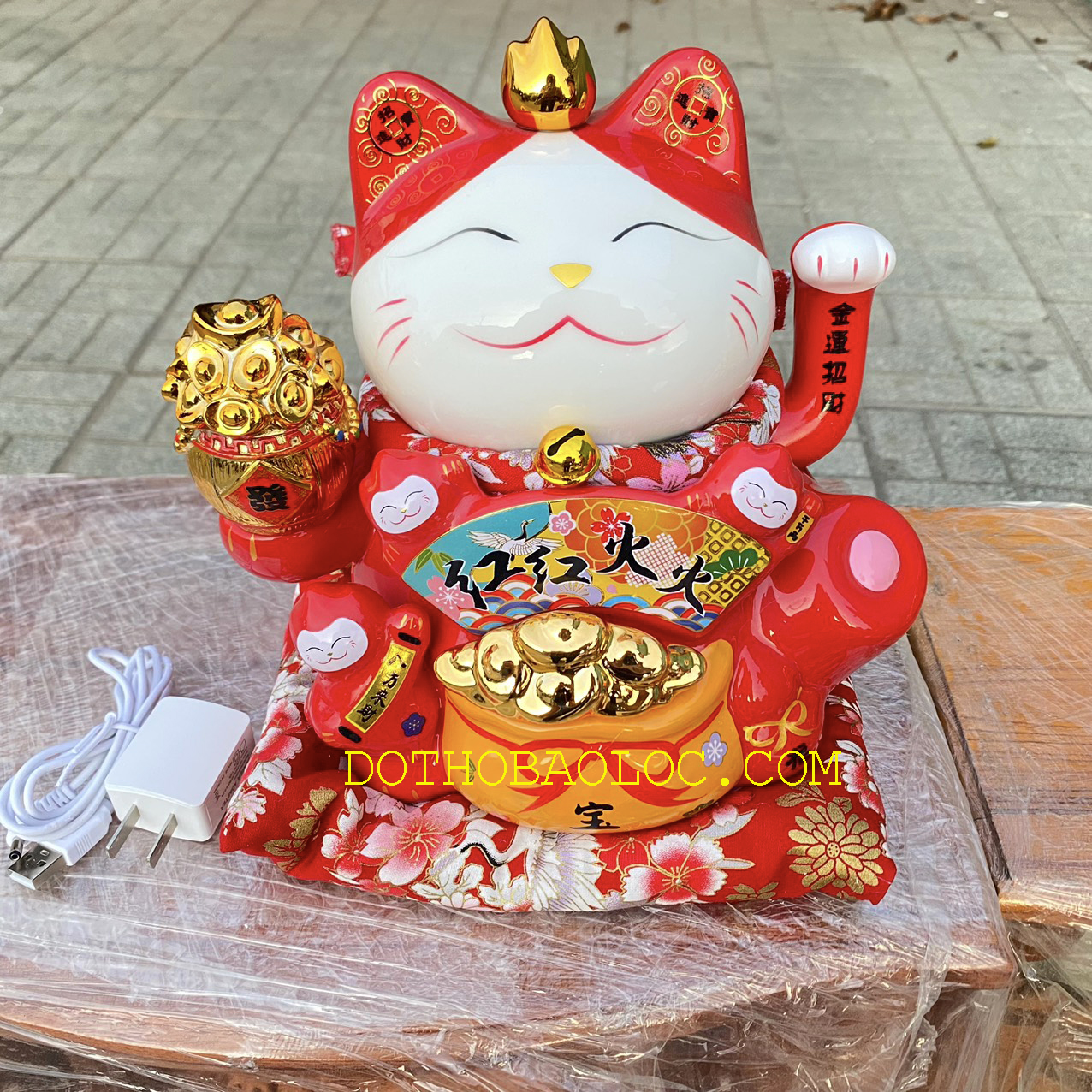 Mèo Thần Tài Hồng Phúc Tề Thiên mang lại may mắn cho gia chủ Cao 27cm - 2 màu: Vàng và Đỏ