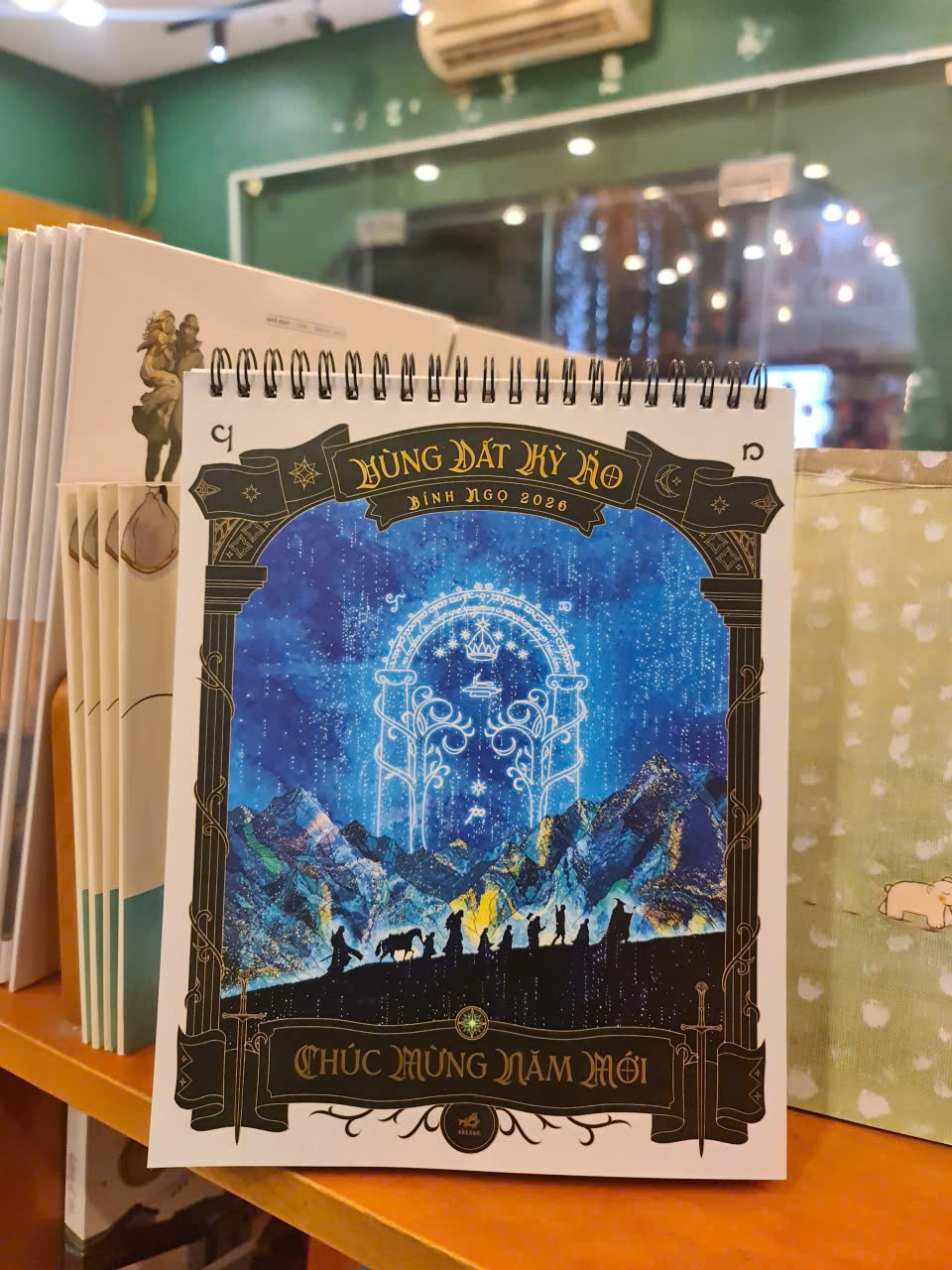 Lịch để bàn Nhã Nam Bính Ngọ 2026 - Vùng đất kỳ ảo (Nhã Nam 2026) (Nhã Nam Offcial)