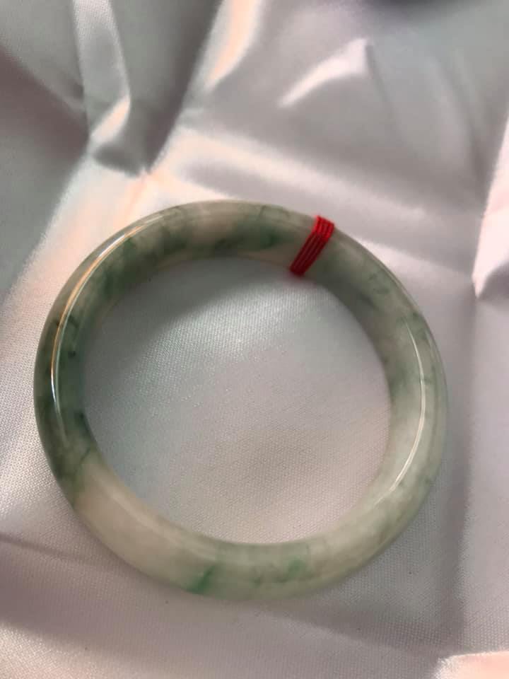 VÒNG CẨM THẠCH HẸ ĐẸP SAO 55MM ĐÁ TỰ NHIÊN MÀU TRẮNG NGÀ XANH LÁ NHẸ VÂN ĐỀU VÒNG ĐẸP LẮM NỮ 53kg Đến 65kg Đeo