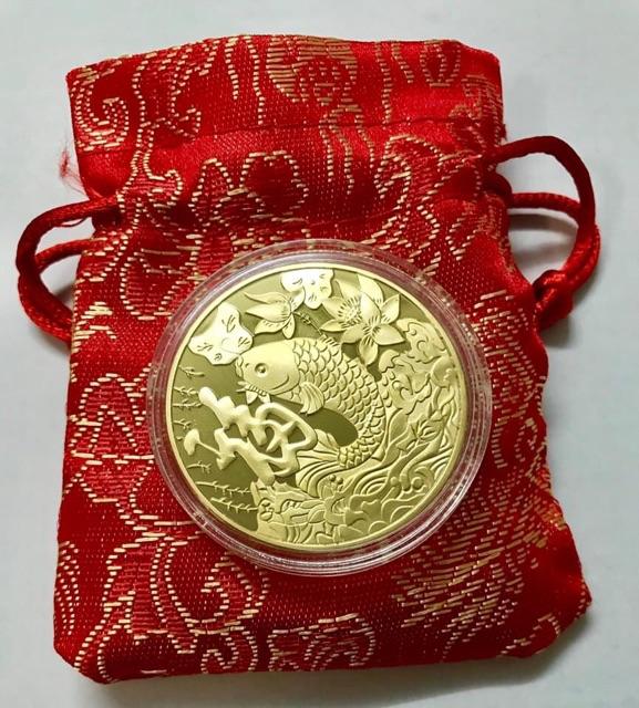 Đồng xu cá chép mạ vàng - phong thủy may mắn .