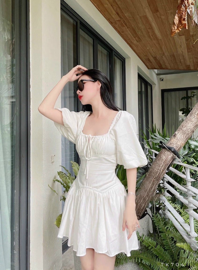 Đầm trắng form xòe nhún ngực rút dây cổ vuông tay phồng