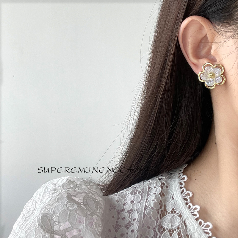 Khuyên tai/ Bông tai bạc S925 thiết kế hình hoa mai hoạ tiết nổi đơn giản nữ tính Blossom A0090