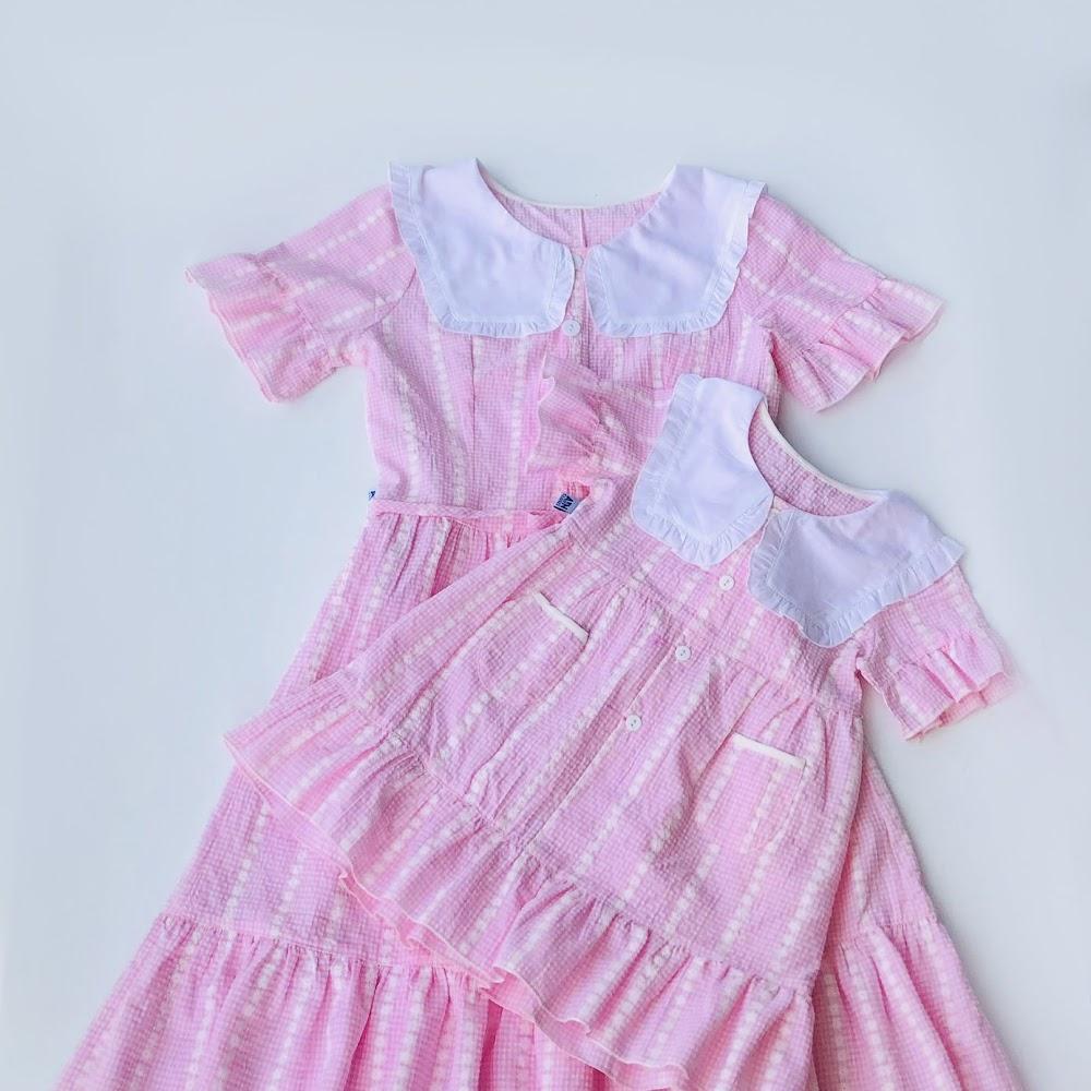 Đầm bé gái họa tiết Caro nhí hồng cổ thủy thủ cotton - AICDBGWSXX7K - AIN Closet
