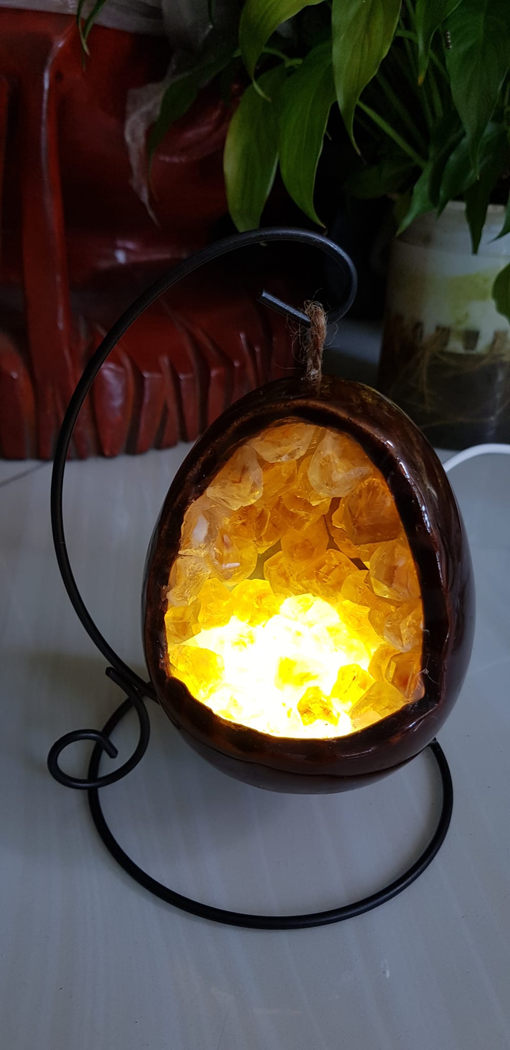 Miếng thạch anh Vàng tự nhiên hốc sâu có đế kiểu có đèn điện công dụng hút tài lộc cả chân Cao 16cm đk 12cm miếng Vàng cao 10cm đk 8cm Anh Chị để bàn trang trí nhà bàn thờ Thần Tài và treo trong phòng làm đèn ngủ may mắn màu Vàng Anh thật sự rất tốt đẹp ạ