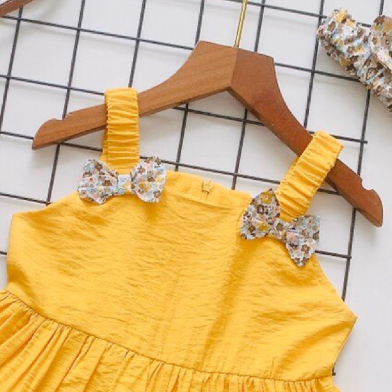 G00000512 Đầm 2 dây bản to bé gái, màu vàng rực rỡ, chất vải đũi sước mềm mát
