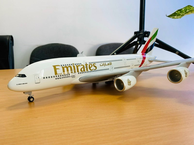 Mô hình máy bay Emirates Airlines 47 cm A380 UAE 4 động cơ có đèn led bánh xe