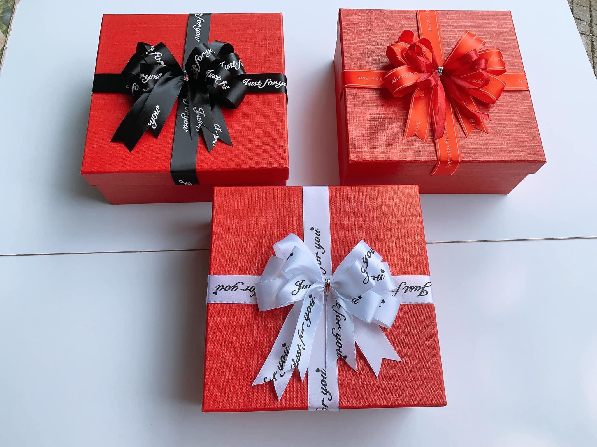 Hộp đựng mỹ phẩm, kích thước vuông 20 cao 8cm