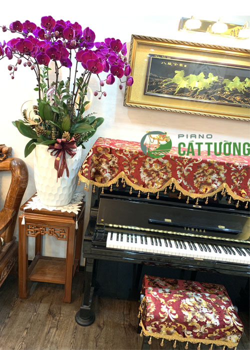 Khăn phủ đàn PIANO CÁT TƯỜNG,TK6, màu đỏ QUYẾN RŨ style HOÀNG GIA cao cấp, vừa trang trí vùa giúp bảo vệ đàn tối đa khỏi bụi bẩn x 1 bộ gồm khăn phủ nóc đàn và khăn phủ ghế đàn piano♫