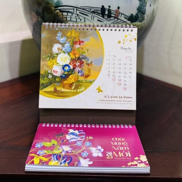 Lịch Để Bàn Lò Xo Cứng 2023 Lịch Để Bàn Chữ M 2023 - Mẫu Ngẫu Nhiên