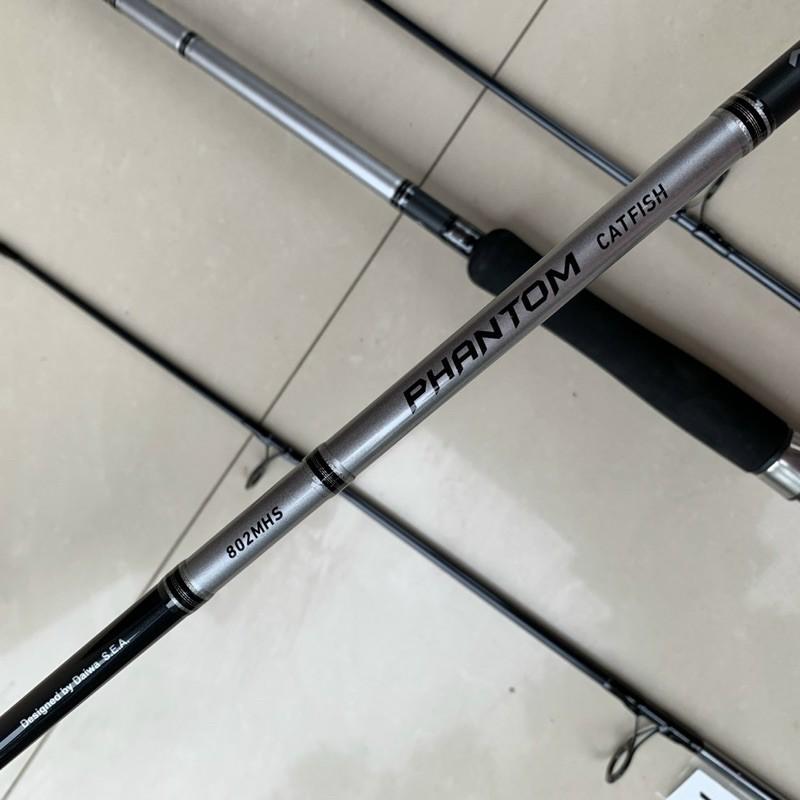 cần Daiwa FANTOM CATFISH màu đen cán mút độ cứng MHS