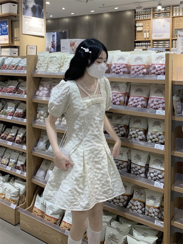 Đầm gấm nơ ngực đan dây chéo