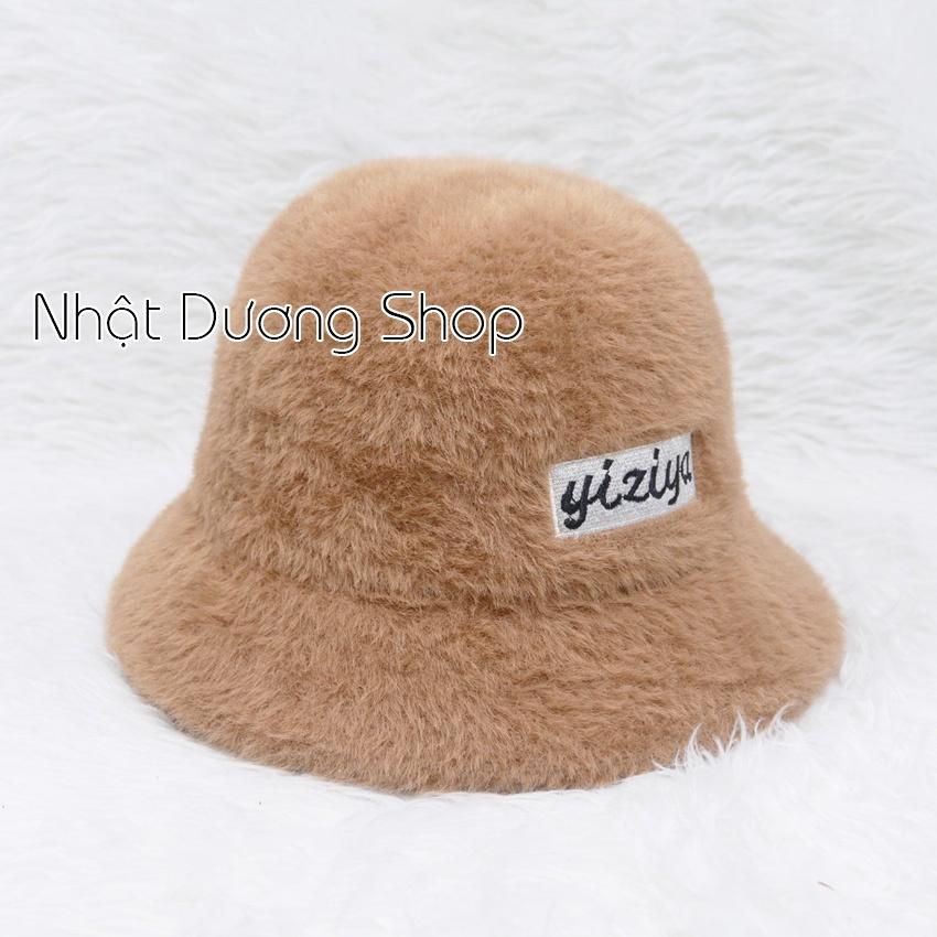 Mũ bo cụp lông thỏ, nón tai bèo hàng quảng châu thêu chữ Yiziya, phía trong có 2 dây rút giúp giữ chặt nón khi đội.