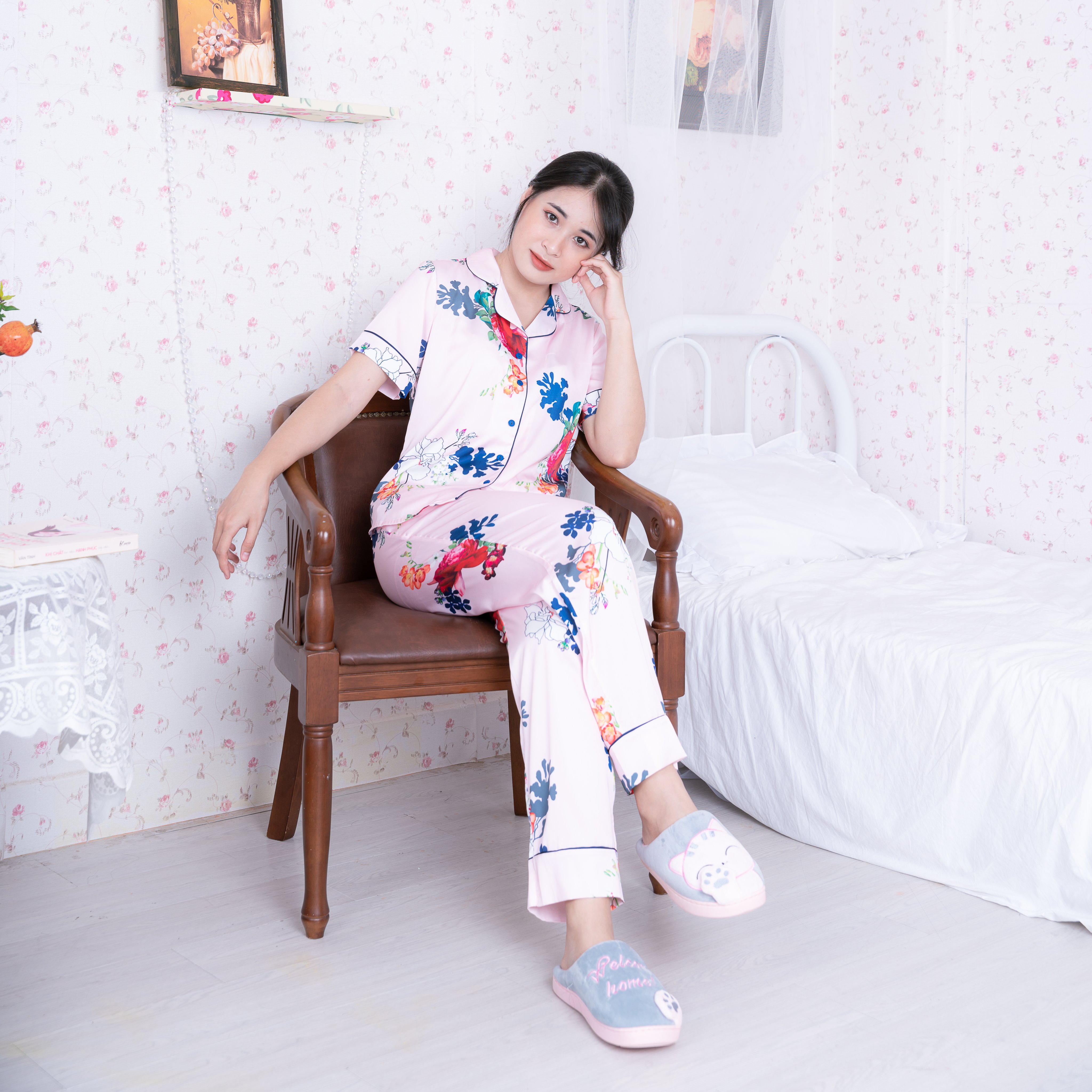 Bộ đồ Pijama nữ , đồ mặc nhà lụa VILADY - B114  kiểu quần dài tay cộc , họa tiết bông hoa dễ thương, chất liệu lụa Pháp cao cấp - Màu hồng phấn