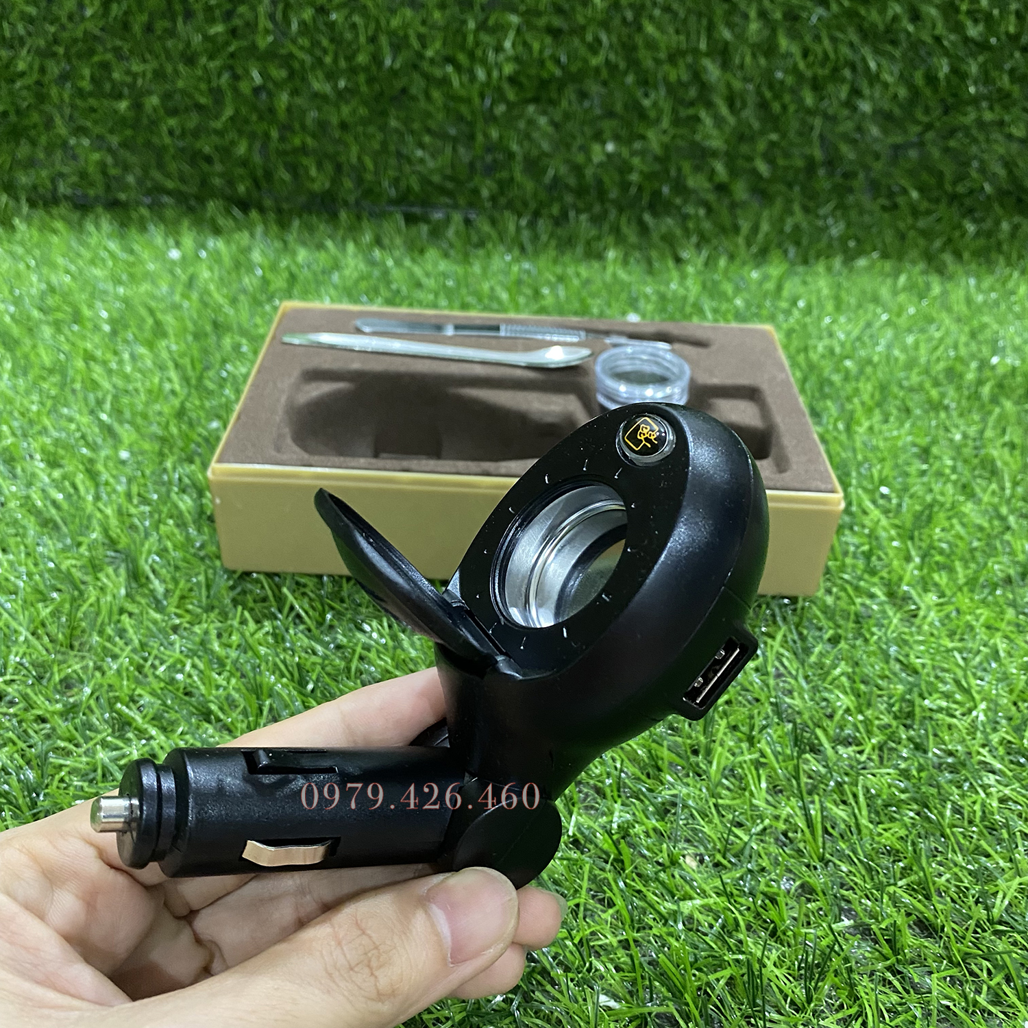 Tẩu xông trầm trên ô tô, có khe USB tiện lợi - Màu đen