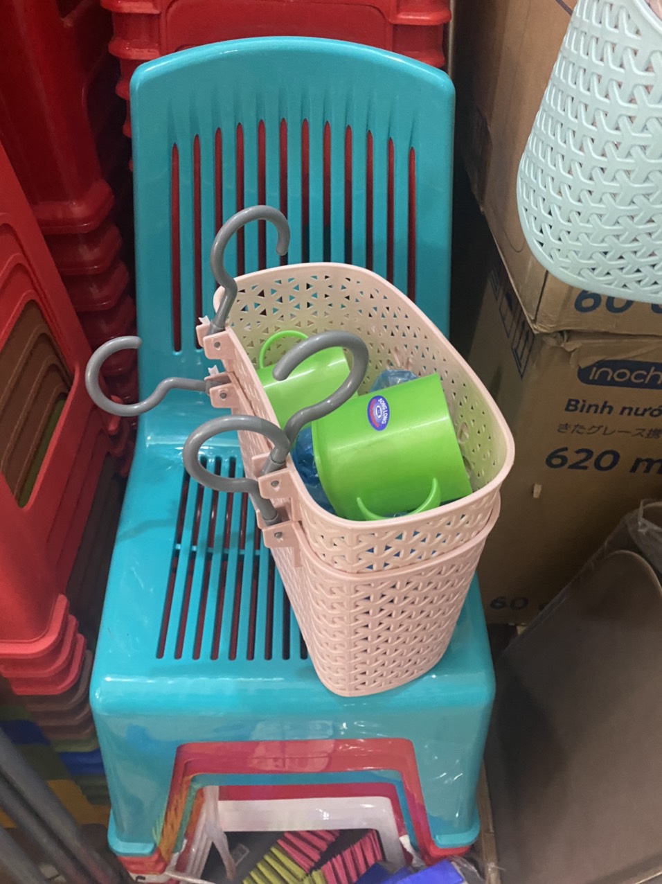 Giỏ nhựa có móc câu treo đa năng