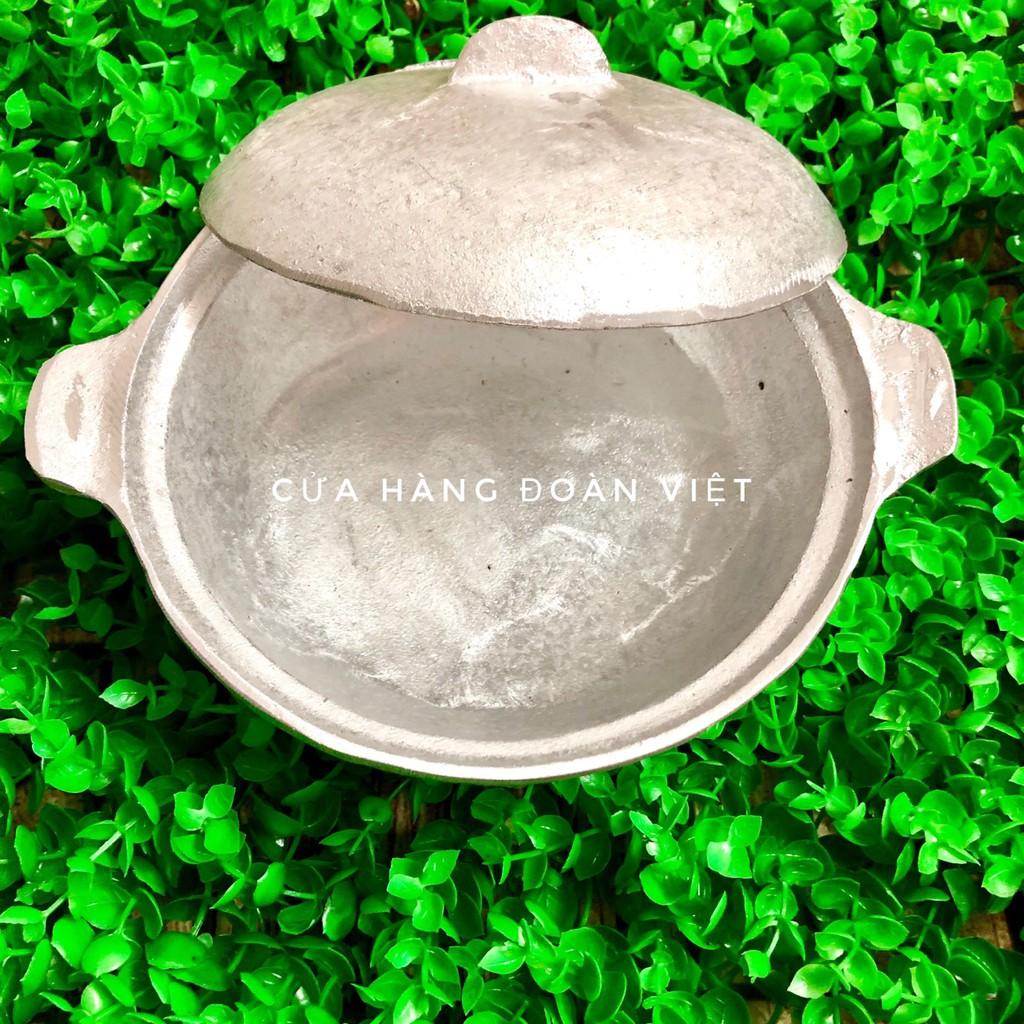 Nồi Gang Kho Thịt Cá 17,5cm. Đặc biệt nồi Đúc thủ công Nguyên khối, vẫn còn nét thô sơ cổ điển. Phù hợp cho các món kho tộ, kho quẹt tại bàn cho các nhà hàng