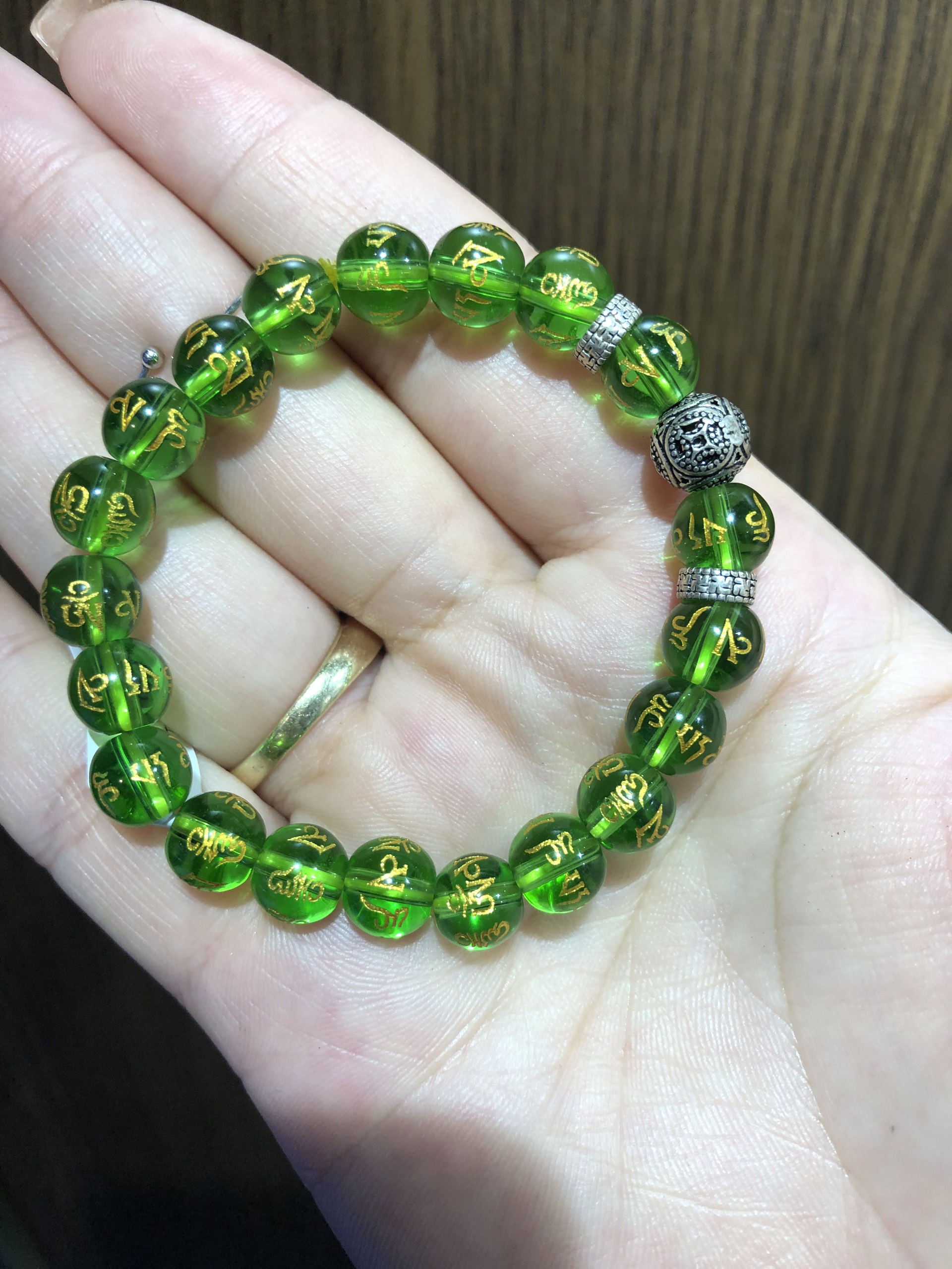 Vòng Đá Mã Não Xanh Khắc Chú Bình An 8 Ly Charm Bi Bạc Thái