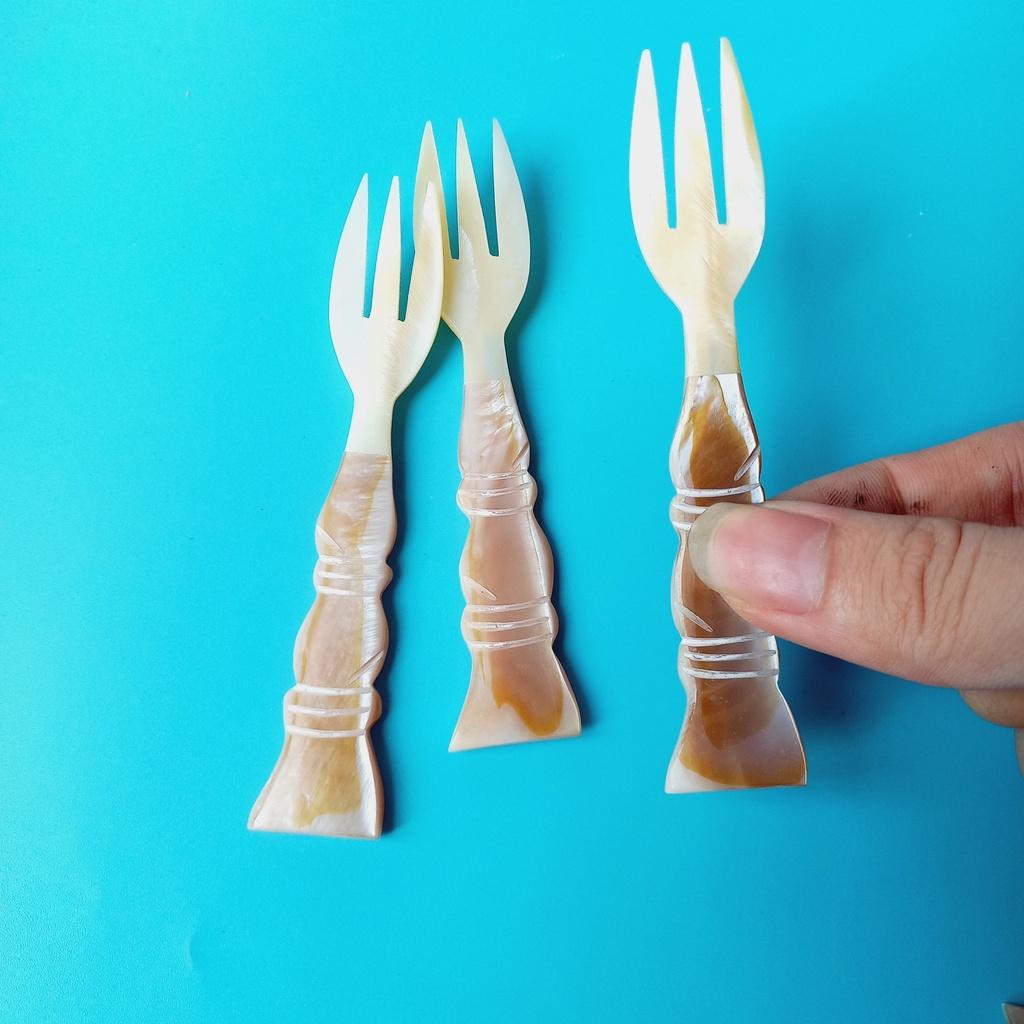 Nĩa Trai Cán Hồng 10cm Dùng Ghim Trái Cây, Ăn Bánh Ngọt, Ch